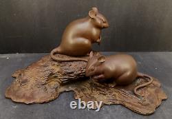 Beau Okimono en bronze japonais de l'ère Meiji représentant deux souris sur une base en bois.