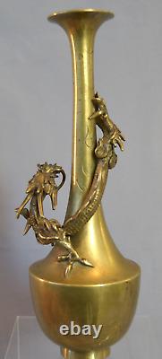 Beau vase japonais en bronze et laiton figurant un dragon de l'époque Meiji