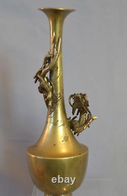 Beau vase japonais en bronze et laiton figurant un dragon de l'époque Meiji