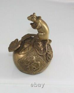 Bronze japonais antique de l'ère Meiji - Une souris avec des fruits