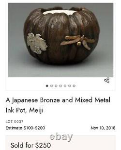 Encrier en bronze/métal mixte japonais de l'époque Meiji avec oiseau, libellule, grenouille et scarabée antique