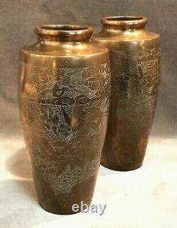 Ensemble de 2 vases en bronze japonais gravés de grues et de tortues de l'époque Meiji.