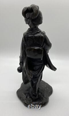 Fille Geisha en bronze de l'époque Meiji au Japon avec un kimono antique, marque de sceau Okimono