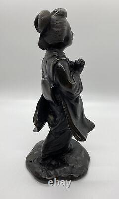 Fille Geisha en bronze de l'époque Meiji au Japon avec un kimono antique, marque de sceau Okimono