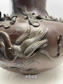 Grand vase en bronze de l'époque Meiji du Japon antique avec des oiseaux et des motifs floraux en relief