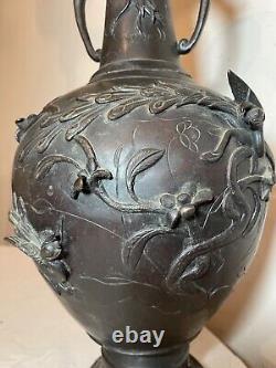 Grand vase urne figuratif en bronze de la fin du XIXe siècle de l'ère Meiji au Japon
