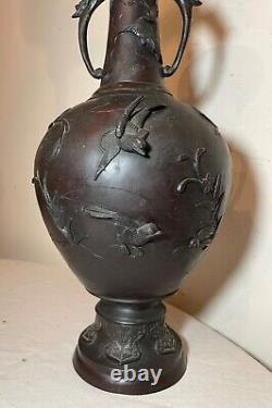 Grand vase urne figuratif en bronze de la fin du XIXe siècle de l'ère Meiji au Japon