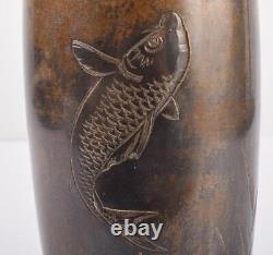 Gravure de carpe en vase en bronze de 6 pouces de l'ère MEIJI, Antiquité japonaise en métal ancien