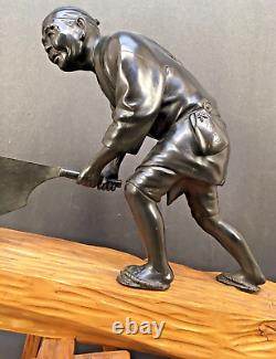 Impressionnant Okimono en bronze de l'ère Meiji représentant un homme japonais avec une scie sur une bûche, signé.