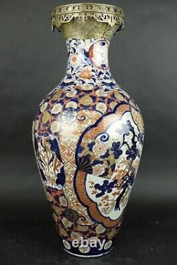 Impressionnant vase japonais antique Imari de 79 cm avec monture en bronze, motifs de Meiji de écureuils et de figures.