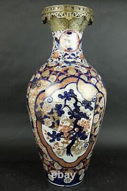 Impressionnant vase japonais antique Imari de 79 cm avec monture en bronze, motifs de Meiji de écureuils et de figures.