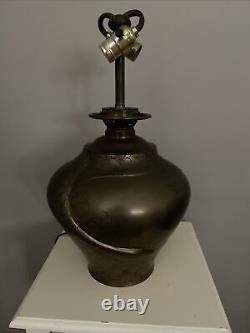 Lampe à huile en bronze d'oie Meiji modifiée en électrique, fabriquée au Japon, avec abat-jour ajouré.