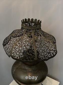 Lampe à huile en bronze d'oie Meiji modifiée en électrique, fabriquée au Japon, avec abat-jour ajouré.