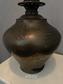 Lampe à huile en bronze d'oie de l'ère Meiji, modèle électrique VTG, fabriquée au Japon, avec abat-jour ajouré signé.