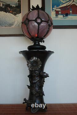 Lampe à pétrole en bronze de l'ère Meiji avec abat-jour en verre de scories chinois et japonais de style Art Nouveau antique