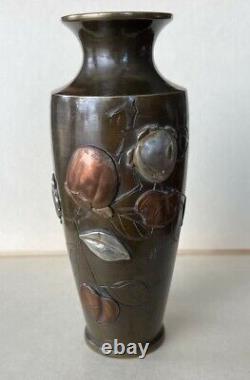 Lot de vases japonais de l'époque Meiji en bronze fin et en métal mélangé.