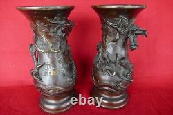 Paire assortie d'antiques vases en bronze japonais de l'époque Meiji avec dragon appliqué de 11,5 pouces