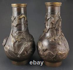 Paire d'antiques vases en bronze de l'époque Meiji du Japon avec des oiseaux et des arbres, mesurant 8,25 pouces de hauteur