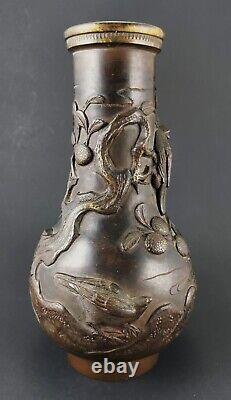 Paire d'antiques vases en bronze de l'époque Meiji du Japon avec des oiseaux et des arbres, mesurant 8,25 pouces de hauteur