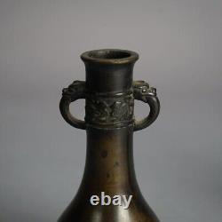 Paire de vases en bronze coulé de l'époque Meiji japonaise, à deux anses, antiques, vers 1920.