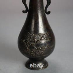 Paire de vases en bronze coulé de l'époque Meiji japonaise, à deux anses, antiques, vers 1920.