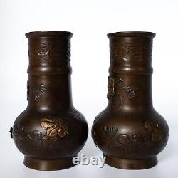 Paire de vases miniatures japonais anciens en bronze métallique mélangé de l'époque Meiji