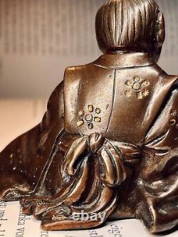 Période Meiji japonaise: Enfant en bronze tenant une grenouille en argent avec des décorations en or.