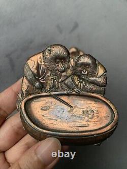 Plat en bronze japonais antique Meiji avec deux singes pêchant, rare