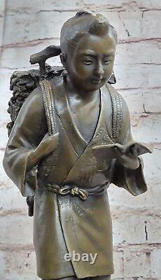 Reproduction ancienne de sculpture en bronze signée MEIJI japonaise représentant un garçon asiatique.