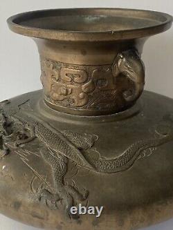 Sculpture de vase antique en bronze japonais de l'ère Meiji du 19ème siècle représentant un dragon, un oiseau et un éléphant