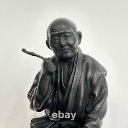 Sculpture en bronze japonaise Okimono d'un homme assis signé période Meiji