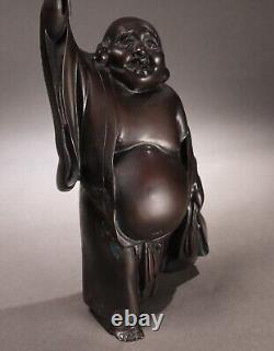 Statue de Hotei en bronze japonais antique, Dieu de la chance, signée Yosuke de l'ère Meiji