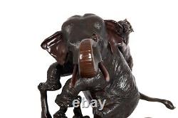 Très belle sculpture en bronze japonaise de l'ère Meiji représentant un éléphant et des tigres par Mitsumoto.