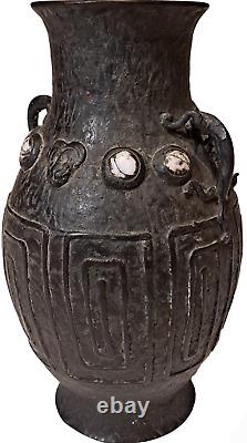 Vase antique en bronze de l'époque Meiji japonaise avec poignée en forme de dragon dans le style chinois archaïque