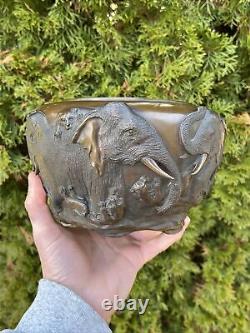 Vase bol en bronze de l'époque Meiji avec des lions attaquant des éléphants, signé japonais