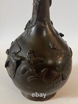 Vase bouteille en bronze japonais antique avec oiseaux et fleurs de l'époque Meiji (1868-1912) H9 3/4