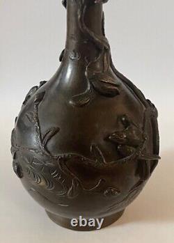 Vase bouteille en bronze japonais antique avec oiseaux et fleurs de l'époque Meiji (1868-1912) H9 3/4