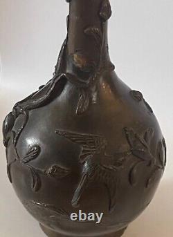 Vase bouteille en bronze japonais antique avec oiseaux et fleurs de l'époque Meiji (1868-1912) H9 3/4