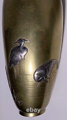 Vase en bronze antique japonais en métal mixte argent et cuivre avec des hérons et des grues de l'époque Meiji