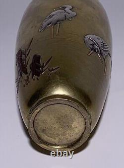 Vase en bronze antique japonais en métal mixte argent et cuivre avec des hérons et des grues de l'époque Meiji