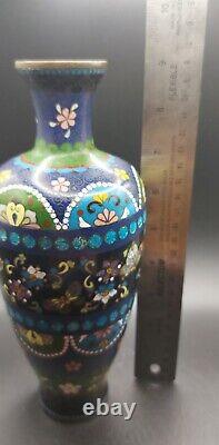 Vase en bronze cloisonné de la période Meiji avec des fleurs et des papillons, 8 pieds.