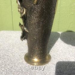 Vase en bronze de grande taille de l'époque Meiji avec motif de raisin asiatique