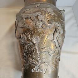 Vase en bronze de l'époque Meiji du Japon ancien avec relief floral et oiseaux.