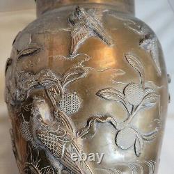 Vase en bronze de l'époque Meiji du Japon ancien avec relief floral et oiseaux.
