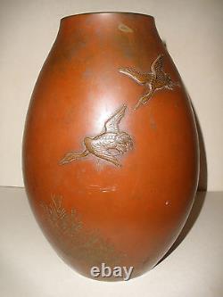 Vase en bronze de l'époque Meiji du Japon antique avec décoration de canards volants.