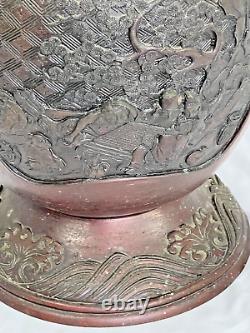 Vase en bronze de l'époque Meiji japonaise avec poignées de dragon de 23,5 pouces de haut