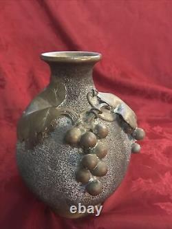 Vase en bronze de l'époque Meiji japonaise signé Murata Seimin avec des vignes de raisin