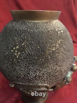 Vase en bronze de l'époque Meiji japonaise signé Murata Seimin avec des vignes de raisin