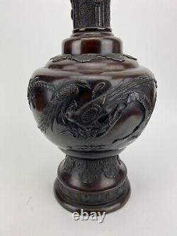 Vase en bronze de la période Meiji avec des oiseaux, des insectes et des dragons en relief élevé japonais.
