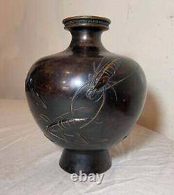 Vase en bronze japonais ancien du XIXe siècle avec un crabe crustacé signé de l'époque Meiji